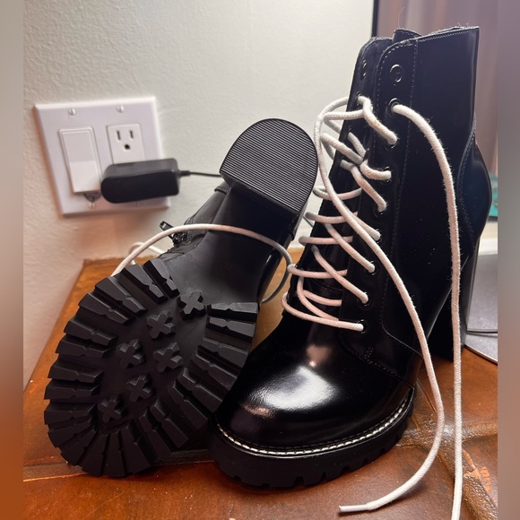 NEVER WORN Jeffery Campbell Black heeled boots 8.5 with white laces - Picture 1 of 16